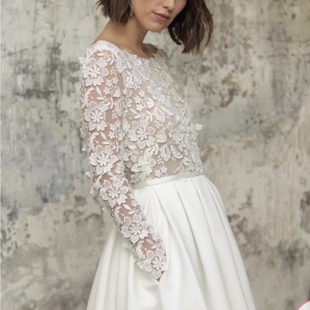 Short white wedding dress—great for reception dress or a rehearsal dinner dress - Picture 4 of 6